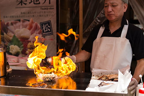 Mann, der Nahrung kocht, Bratpfanne, Feuer, Koch, Kochen, Verbrennung, Vorderansicht, Flamme, Hitze - Temperatur, Feuer - natürliches Phänomen, Erwachsene, eine Person, Geschäft, Verkauf, Schürze, Währung, halten, Papier-, drinnen, Stehen, Papiergeld, Markt, reifer erwachsener, Finanzen, 5K, CC0, gemeinfrei, lizenzfrei