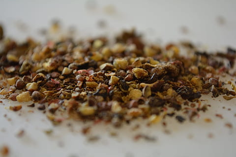 pebre, espècies, cuina, menjar i beguda, menjar, enfocament selectiu, primer pla, frescor, pansa, Fruits secs, alimentació saludable, cap gent, benestar, aliments secs, a l'interior, espècia, ingredient, fruita, vegetals, granola, nou - aliments, estil de vida saludable, berenar, esmorzar, 1080P, CC0, domini públic, lliure de regalies