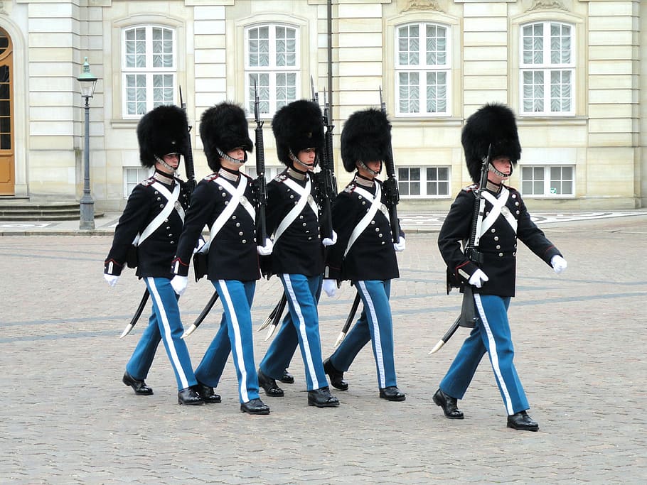 oficials, marxant, frontal, gris, edifici, guàrdies, amalienborg, palau, Copenhaguen, Dinamarca, barrets de pell d'ós, soldats, Reial, seguretat, tradició, guarda d'honor, uniforme, forces Armades, europa, exèrcit, militar, rifle, gent, arquitectura, nen, grup de persones, longitud completa, uniforme escolar, homes, persones reals, estudiant, noies, adolescent, nois, de peu, roba, estudiant d'institut, estructura construïda, somrient, mascles, adolescència, nois adolescents, nen pre-adolescent, escolars, 4K