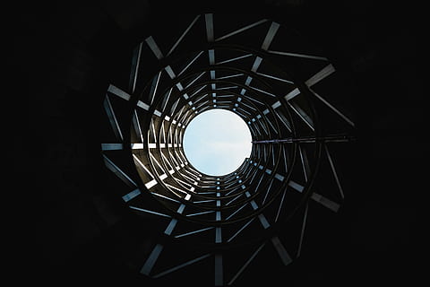 lav, vinkelfotograferingstunnel, mørk, lys, mønster, perspektiv, ingen mennesker, arkitektur, bygget struktur, baggrunde, udendørs, himmel, dag, geometrisk form, direkte under, form, indendørs, cirkel, design, natur, lav vinkel visning, spiralformet, trappe, metal, sort farve, rækværk, nat, sort baggrund, koncentriske, 5K, CC0, offentligt domæne, royaltyfrie