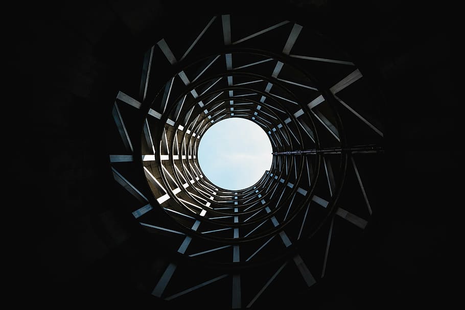 lav, vinkelfotograferingstunnel, mørk, lys, mønster, perspektiv, ingen mennesker, arkitektur, bygget struktur, baggrunde, udendørs, himmel, dag, geometrisk form, direkte under, form, indendørs, cirkel, design, natur, lav vinkel visning, spiralformet, trappe, metal, sort farve, rækværk, nat, sort baggrund, koncentriske, 5K