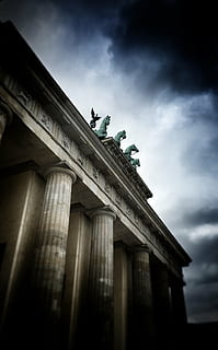 porta di Brandeburgo, architettura, costruzione, infrastruttura, nuvole, cielo, scultura, buio, Inquadratura dal basso, statua, nuvola - cielo, colonna architettonica, all'aperto, esterno dell'edificio, giorno, struttura costruita, rappresentazione, storia, arte e artigianato, il passato, natura, rappresentazione umana, viaggio, nessuno, destinazioni di viaggio, porta della città, colonnato, 2K, CC0, dominio pubblico, privo di copyright