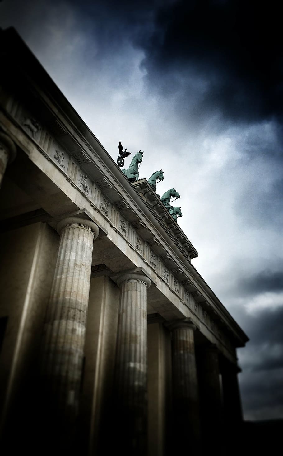 Puerta de Brandenburgo, arquitectura, edificio, infraestructura, nubes, cielo, escultura, oscuro, vista de ángulo bajo, estatua, nube - cielo, columna arquitectonica, al aire libre, exterior del edificio, día, estructura construida, representación, historia, Arte y artesanía, el pasado, naturaleza, representación humana, viaje, nadie, destinos de viaje, puerta de la ciudad, columnata, 2K