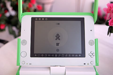olpc, ordinador, retro, tecnologia, tecnologia sense fils, Internet, monitor d’ordinador, connexió, comunicació, utilitzant l’ordinador, PC d'escriptori, centrar-se en primer pla, tauleta digital, primer pla, portabilitat, portàtil, persones incidentals, xarxa d’ordinadors, dispositiu d’informació portàtil, equips informàtics, taula, comoditat, gent, adult, equipament elèctric, 2K, CC0, domini públic, lliure de regalies