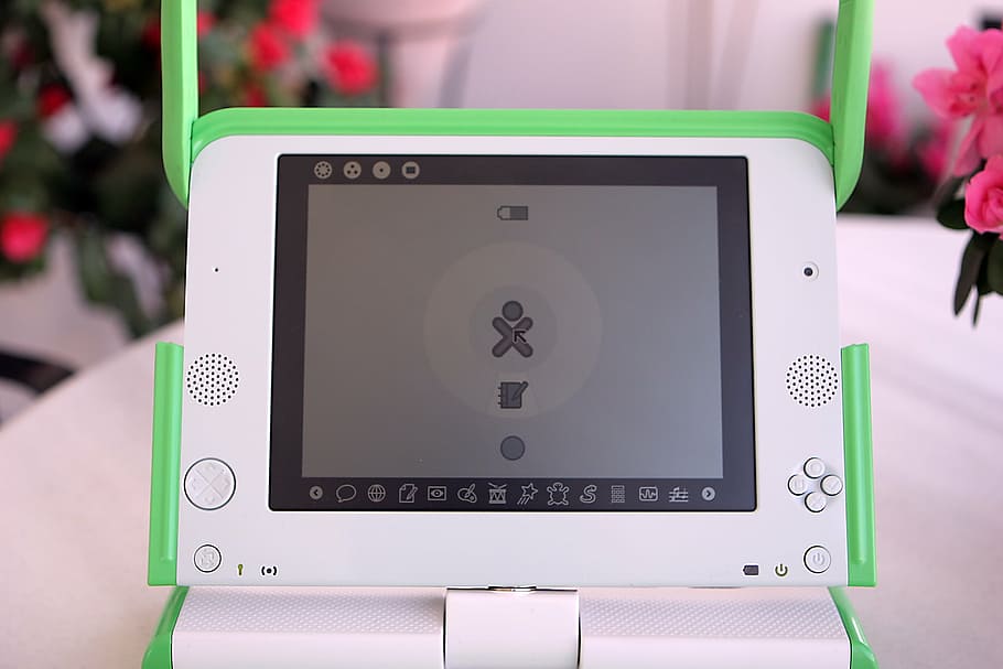 olpc, ordinador, retro, tecnologia, tecnologia sense fils, Internet, monitor d’ordinador, connexió, comunicació, utilitzant l’ordinador, PC d'escriptori, centrar-se en primer pla, tauleta digital, primer pla, portabilitat, portàtil, persones incidentals, xarxa d’ordinadors, dispositiu d’informació portàtil, equips informàtics, taula, comoditat, gent, adult, equipament elèctric, 2K