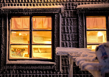 lys, inde, vinduesrør rum, arkitektur, bygning, værelse, sne, vinter, vindue, glas, indendørs, bygget struktur, tæt på, ingen mennesker, dag, by, glas - materiale, bygning udvendig, gennemsigtig, afspejling, orange farve, design, udendørs, belyst, ramme, fritidsaktivitet, fokusere på baggrund, udsmykkede, 2K