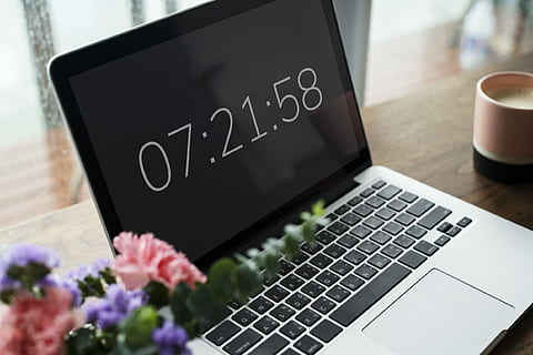 macbook, kahverengi, ahşap, tablo, saat, bilgisayar, geri sayım, son tarih, çiçek, dijital, cihaz, tuş takımı, dizüstü, Kahve, içecek, kafe, iletişim, tarih, Etkinlik, nedeniyle, Internet, ev, Çay, teknoloji, kablosuz teknoloji, bağ, çiçekli bitki, Metin, batı yazısı, tahta, bilgisayar donanımı, içeriye, bitki, iş, seçici odak, insansız, bilgisayar ağı, yazı tahtası, mesaj, 1080P, CC0, kamu malı, telif ücretsiz