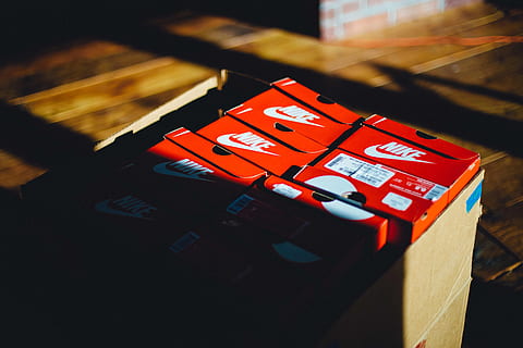 rød, nike sko boks parti, sløring, kasser, nike, skygge, skoboks, tekst, ingen mennesker, dag, indendørs, tæt på, meddelelse, teknologi, høj vinkel visning, sollys, belyst, fokus på forgrunden, stilleben, transportmidler, kontrolpanel, sikkerhed, stort bogstav, 5K, CC0, offentligt domæne, royaltyfrie