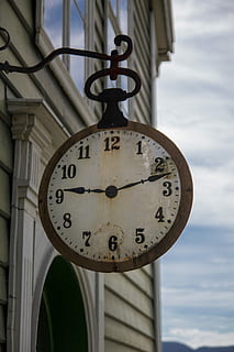 zegar, czas, stary, historycznie, zegarmistrz, wybierania, żadnych ludzi, dzień, zbudowana struktura, zbliżenie, numer, chmura - niebo, architektura, skupić się na pierwszym planie, Wskazówka minutowa, niebo, instrument czasu, wiszące, niski kąt widzenia, tarcza zegara, na dworze, precyzja, Natura, na zewnątrz budynku, wskazówka godzinowa, 5K, CC0, domena publiczna, darmowe zdjęcia