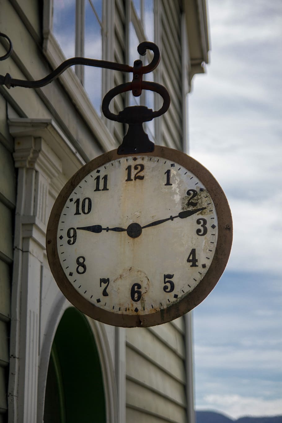 ur, tid, gammel, historisk, urmager, ringer, ingen mennesker, dag, bygget struktur, tæt på, nummer, sky - himmel, arkitektur, fokus på forgrunden, minut hånd, himmel, tidsinstrument, hængende, lav vinkel visning, uret ansigt, udendørs, nøjagtighed, natur, bygning udvendig, time hånd, 5K