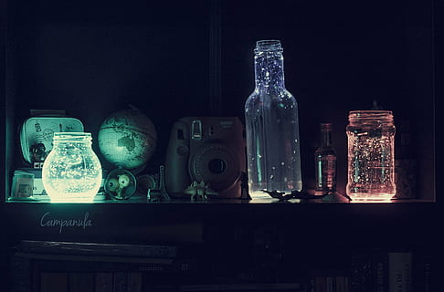 lys, flasker, fosfor, container, innendørs, flaske, glass - materiale, ingen folk, stilleben, valg, teknologi, variasjon, hylle, gruppe av objekter, bord, kommunikasjon, nærbilde, gjennomsiktig, studio skudd, stor gruppe gjenstander, mat og Drikke, gammel, svart bakgrunn, 1080P, CC0, offentlig domene, opphavsrett gratis