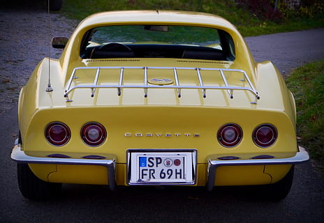 corvette, oldtimer, auto, historisk, kjøretøy, gul, klassiker, c3, gammel, bil, transport, vintagebil, land kjøretøy, gammeldags, retro stylet, transportmiddel, samlerens bil, forfra, ingen folk, dag, motorkjøretøy, stasjonær, tekst, utendørs, vei, leketøy, by, vestlig skript, parkering, kommunikasjon, 4K, CC0, offentlig domene, opphavsrett gratis