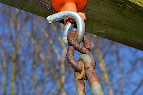 gancio, peso, conservare, tecnologia, scorso, occhielli, vecchio, arrugginito, metallo, forza, catena, giorno, nessuno, avvicinamento, concentrarsi sulle conoscenze acquisite, connessione, all'aperto, natura, sicurezza, albero, protezione, messa a fuoco selettiva, sospeso, durabilità, strutturato, recinto, ferro, ferro - metallo, 5K, CC0, dominio pubblico, privo di copyright