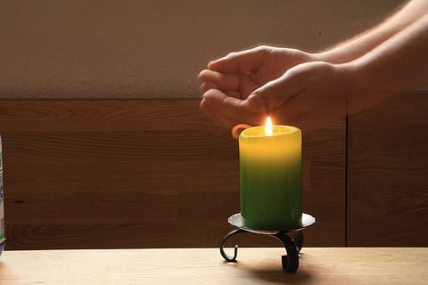 timer cahaya, api, lilin, cahaya, romantis, suci, panas, nyaman, kedatangan, tangan manusia, tangan, pembakaran, dalam ruangan, bagian tubuh manusia, orang-orang, meja, suhu panas, minuman, bahan kayu, alam, minum, diterangi, merapatkan, dewasa, api - fenomena alam, kaca, 4K, CC0, domain publik, bebas royalti