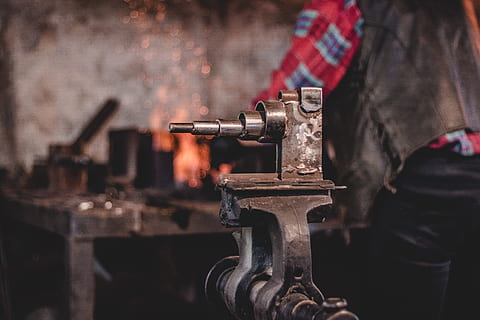 forja, industrie, vechi, ruginit, părăsi, murdar, inoxidabil, oţel, instrument vechi, istoricește, fir, balama, placă metalică, coroziune, metal, fier, Angrenaj, ruginite, şurub, foc, flacără, Fierbinte, o persoana, midsection, ocupaţie, partea corpului uman, bărbați, mașini, a închide, selectiv, deținere, să se concentreze asupra primelor elemente, lucru, atelier, echipament, în interior, adult, zi, Afaceri, industria metalurgică, 4K, CC0, domeniu public, fără drepturi de autor