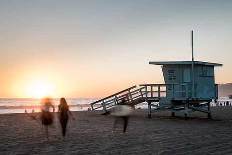bianca, di legno, Bagnino, capannone, baywatch, spiaggia, sfocatura, nuvole, alba, crepuscolo, sera, paesaggio, torre del bagnino, luce, lunga esposizione, Los Angeles, oceano, arancia, all'aperto, persone, molo, sabbia, Santa Monica, mare, paesaggio marino, riva del mare, cielo, estate, sole, tramonto, surfer, viaggio, caldo, acqua, onde, capanna del bagnino, capanna, terra, natura, scenics - natura, struttura fatta dall'uomo, architettura, bellezza nella natura, orizzonte, orizzonte sull'acqua, la tranquillità, struttura costruita, sicurezza, 5K, CC0, dominio pubblico, privo di copyright