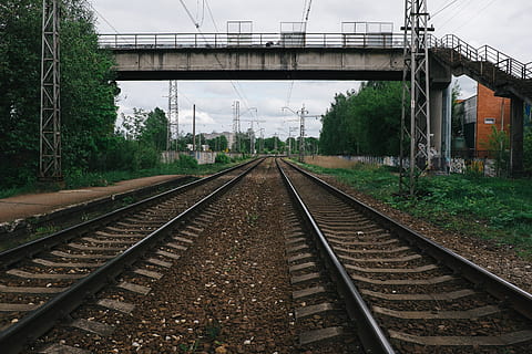 Industriebahn, Industrie, Bahngleis, Transport, Zug, stehlen, Bahnhof, Reise, Schienenverkehr, Tag, keine Leute, draußen, Spur, der Weg nach vorn, Richtung, Pflanze, Baum, abnehmende Perspektive, gebaute Struktur, die Architektur, Verbindung, Transportmittel, Himmel, Fluchtpunkt, Natur, öffentliche Verkehrsmittel, Kies, lange, Netzteil, 4K, CC0, gemeinfrei, lizenzfrei
