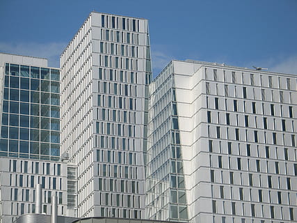 Gebäude, Vorderseite, Fenster, Fassade, Büros, Frontscheibe, Wolkenkratzer, hauswand, Zuhause, hoch, Weiß, die Architektur, kahl, frankfurt am main deutschland, Gebäudehülle, modern, Bürogebäude außen, wolke - himmel, gebaute Struktur, Stadt, Büro, Himmel, Flachwinkelansicht, keine Leute, Geschäft, Natur, Tag, Glas - Material, draußen, Stadt leben, Muster, Beton, Wohnung, 2K, CC0, gemeinfrei, lizenzfrei