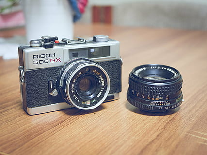 nero, grigio, Ricoh, 500, gx, dslr, telecamera, slr, lente, Vintage ▾, foto, fotografia, professionale, immagine, studio, tecnologia, fotografico, attrezzatura, reporter, professionista, passatempo, tiro, messa a fuoco, lenti della macchina fotografica, fotoreporter, lavoro, professione, Camera digitale, turismo, vecchio stile, in stile retrò, tavolo, temi fotografici, macchina fotografica - attrezzatura fotografica, nessuno, in casa, avvicinamento, giorno, attrezzatura fotografica, obiettivo - strumento ottico, antico, legno - materiale, concentrarsi sulle conoscenze acquisite, il passato, storia, natura morta, numero, singolo oggetto, cultura artistica e intrattenimento, color argento, 4K, CC0, dominio pubblico, privo di copyright