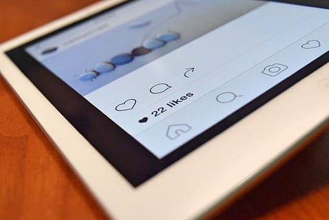 weißer Tablet-Computer, Instagram, Tablette, Gerät, Technologie, Digital, mögen, Nahansicht, keine Leute, Nummer, drinnen, selektiver Fokus, Studioaufnahme, Kommunikation, Geschäft, kabellose Technologie, Frist, Text, High Angle View, Blau, westliche Schrift, Zeit, Neigung, Mathematik, Verbindung, Pluszeichen, 2K, CC0, gemeinfrei, lizenzfrei