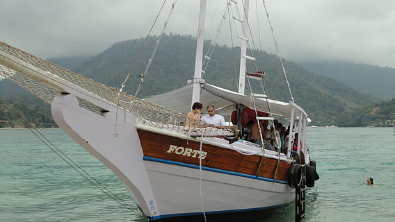 sloop, angra, reis, vaixell nàutic, manera de transport, transport, aigua, mar, viatjar, vela, vaixell, veler, naturalesa, festa, grup de persones, vacances, cel, dia, homes, màstil, viatge, boira, iot, a l'aire lliure, embarcacions de passatgers, luxe, 4K, CC0, domini públic, lliure de regalies