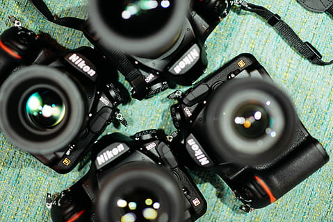 vier, schwarz, nikon dslr kameras, Grün, Textil-, blaugrünes Stoffblatt, Kamera, Linse, Nikon, Flatlay, Ausrüstung, Fotografie, fotografía, cámara, cámaras fotográfgica, Technologie, grüne Farbe, Nahansicht, drinnen, Kraftstoff- und Stromerzeugung, Kommunikation, keine Leute, Linse - Auge, bewaffnete Kräfte, Fotografie-Themen, Industrie, Studioaufnahme, Elektronik-Industrie, Kamera - Fotoausrüstung, Militär-, Regierung, Konflikt, extreme Nahaufnahme, 5K, CC0, gemeinfrei, lizenzfrei