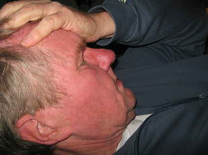 indossare, nero, giacca con zip, uomo, viso, mano, conservare, fronte, mal di testa, alta pressione sanguigna, faccia rossa, malattia, pressione sanguigna, emicrania, umano, ritratto, persona, maschio, vista, occhi, capo, parte del corpo umano, solo un uomo, Solo uomini, solo adulti, uomini, adulto, persone reali, maschi, una persona, colpo alla testa, avvicinamento, parte del corpo, in casa, assistenza sanitaria e medicina, stili di vita, adulto maturo, emozione, uomini maturi, attività di svago, volto umano, 2K, CC0, dominio pubblico, privo di copyright