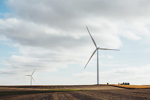 zwei, Weiß, Windmühlen, braun, Feld, tagsüber, weiße Windkraftanlagen, weiße Windmühle, Landschaftsfotografie, Windmühle, Wolke, Leistung, Energie, Turbine, Windkraftanlage, Umgebung, Wind, Kraftstoff- und Stromerzeugung, Elektrizität, Natur, Technologie, Generator, Himmel, Industrie, Umweltschutz, alternative Energie, Windkraft, drehen, Landschaft, Netzteil, Blau, Propeller, Bauernhof, Recycling, Innovation, wolke - himmel, erneuerbare Energie, ländliche Szene, Land, Schönheit in der Natur, Kraft in der Natur, Tag, nachhaltige ressourcen, keine Leute, draußen, 5K, CC0, gemeinfrei, lizenzfrei