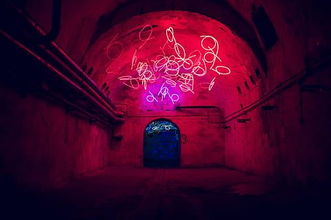 caos vermell, marró, concret, túnel, llums, vermell, subterrani, neó, graffiti, a l'interior, arquitectura, equips d’il·luminació, estructura construïda, nit, cap gent, il·luminat, celebració, arc, edifici, fantasmal, decoració, sostre, abandonat, llum - fenomen natural, penjant, multicolor, brillant, fosc, 2K, CC0, domini públic, lliure de regalies