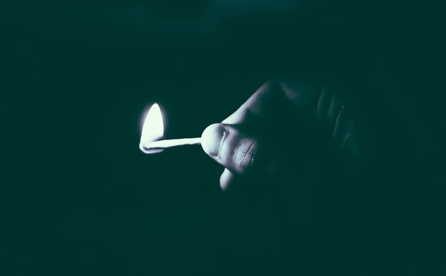 fotografia en escala de grisos, persona, celebració, encès, matchstick, foc, fosc, nit, espurna, llum, coincidir, gent, mà, una persona, part del cos humà, adult, una sola dona, a l'interior, privadesa, només adults, només dones, adult jove, mà humana, part del cos, dit, temes socials, dit humà, comunicació, tir de l'estudi, encendre, il·luminat, activitat, cremant, 2K