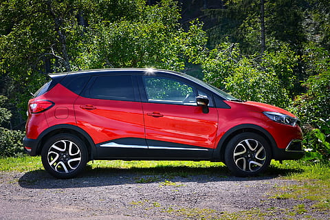 vermell, renault crossover, aparcat, arbusts, automàtic, suv, vehicle, cotxe petit, turismes, automoció, naturalesa, cotxe, vehicle terrestre, transport, roda, motor, velocitat, carrer, manera de transport, automòbil, planta, arbre, dia, cap gent, color verd, carretera, ciutat, terra, creixement, a l'aire lliure, estil retro, viatjar, 1080P, CC0, domini públic, lliure de regalies