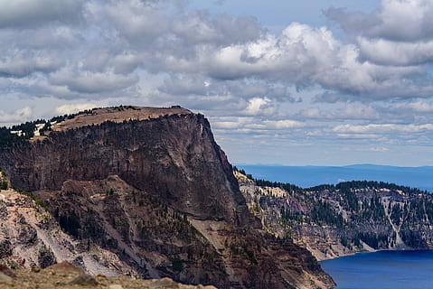 antenne, Foto, bjerg, legeme, vand, grå, rock bjerg, blå, himmel, ved siden af, dagtimerne, rock formation, krop af vand, overskyet, dag, fotografi, klippe, Sky, træ, sø, natur, scenics, klint, landskab, hav, kystlinje, rock-objekt, udendørs, rejse steder, berømte sted, rejsemål, rejse, ingen mennesker, sky - himmel, solid, scenics - natur, skønhed i naturen, miljø, rolig scene, jord, ikke-urbane scene, bjergkæde, eroderet, formation, 5K, CC0, offentligt domæne, royaltyfrie
