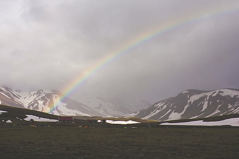 marron, blanc, champ, ciel arc en ciel, jour, arc en ciel, à côté de, Montagne, neige, ciel, des nuages, nuageux, brouillard, les montagnes, pics, herbe, les vallées, la nature, paysage, paysages, double arc en ciel, en plein air, spectre, multi couleur, environnement, beauté dans la nature, nuage - ciel, paysages - nature, journée, tranquillité, personne, chaîne de montagnes, scène tranquille, température froide, eau, montagne au sommet enneigé, 5K, CC0, domaine public, libre de droits