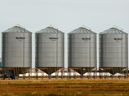 fire industrieltanke, silo, hvedelager, hvede, opbevaring, høst, landbrug, korn, tank, metal, beholder, landbrugs, kornkammer, stål, mad, gård, arkitektur, natur, bygget struktur, himmel, dag, jord, bygning udvendig, ingen mennesker, opbevaringstank, bygning, Mark, tekst, industri, udendørs, side om side, plante, 4K, CC0, offentligt domæne, royaltyfrie