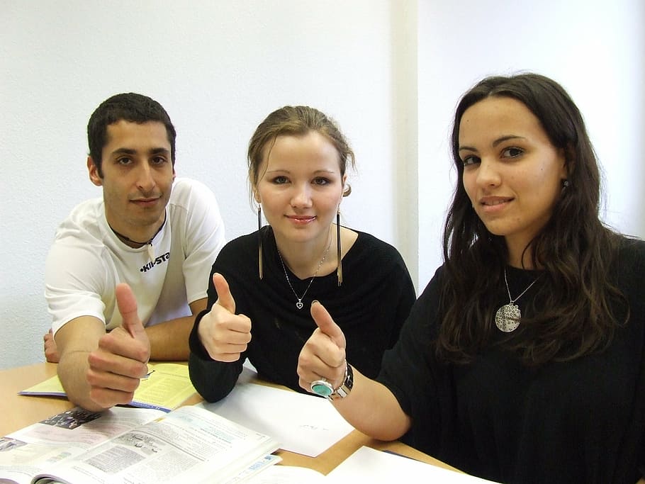 dos, dones, un, home, assegut, al costat, taula, escola d'idiomes, equip, interns, gent, a l'interior, femelles, adult, reunió, adult jove, somrient, treball en equip, negocis, unió, grup de persones, retrat, escriptori, dones joves, aprenentatge, homes, comunicació, mobles, vista frontal, oficina, estudiar, explicant, 2K