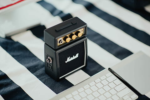 negro, marshall, portátil, altavoz, blanco, teclado, a rayas, textil, guitarra, pedal, junto a, teclado mágico de manzana, tecnología, comunicación, de cerca, nadie, computadora, negocio, tecnología inalámbrica, adentro, de color negro, centrarse en primer plano, conexión, vista de alto ángulo, mesa, el color blanco, solo objeto, equipo de computadora, cultura de las artes y entretenimiento, naturaleza muerta, 5K, CC0, dominio público, libre de derechos