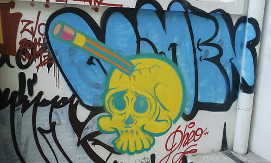 grafit, cap, crani, dibuix, color, graffiti, art i artesania, creativitat, multicolor, art de carrer, representació, funció de construcció de parets, cap gent, estructura construïda, pintura, representació humana, arquitectura, paret, text, mural, dia, pintura d'esprai, a l'aire lliure, 2K, CC0, domini públic, lliure de regalies