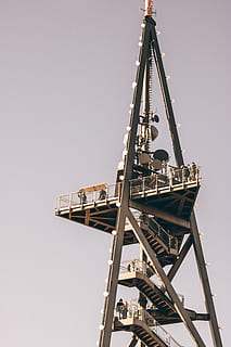 salendo, grigio, scala a chiocciola metallica, Torre, struttura, passaggi, le scale, scala, cielo, cielo sereno, metallo, architettura, industria, Inquadratura dal basso, sviluppo, macchinario, gru - macchine edili, struttura costruita, industria di costruzioni, natura, nessuno, giorno, copia spazio, sito di costruzione, alto - alto, all'aperto, esterno dell'edificio, viaggio, equipaggiamento industriale, attrezzatura da costruzione, 5K, CC0, dominio pubblico, privo di copyright