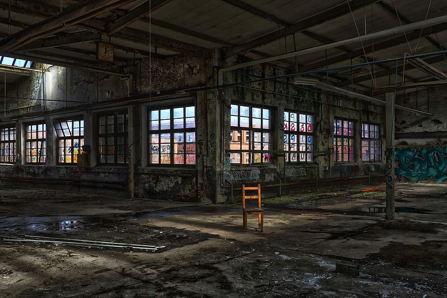 Marrone, di legno, sedia, dentro, costruzione, giorno, partire, architettura, vecchio, finestra, entro, luce, buio, ombra, umore, sala, pforphoto, posti persi, dimenticare, cadente, vecchia fabbrica, fabbrica, atmosfera, decadimento, decaduto, sala industriale, corri giù, distruzione, rottura, sporco, malaticcio, vecchio edificio, posti abbandonati, mattone, edificio abbandonato, rovinare, intemperie, transitorio, vecchia finestra, transitorietà, passato, opere murarie, cupo, strano, hdr, immagine hdr, fotografia hdr, posti dimenticati, abbandonato, in casa, struttura costruita, declino, danneggiato, nessuno, deterioramento, cattiva condizione, obsoleto, mensola, magazzino, disordinato, assenza, soffitto, rovinato, pavimentazione, colonna architettonica, 4K