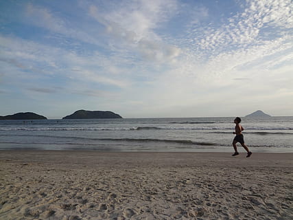 platja, vacances, carrera, exercici, trotar, estiu, beira mar, calor, sorra, terra, cel, mar, aigua, bellesa a la natura, persones reals, escenics - natura, una persona, estils de vida, núvol - cel, longitud completa, activitat d'oci, naturalesa, homes, idíl·lic, escena no urbana, horitzó sobre l’aigua, a l'aire lliure, 4K, CC0, domini públic, lliure de regalies