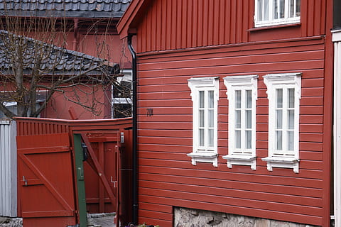 Haus, Giebel, rot, Fenster, Tür, Gebäude, alt, Ziegeldach, Baum, die Architektur, Gebäudehülle, gebaute Struktur, Tag, keine Leute, Eingang, Wohngegend, draußen, weiße Farbe, geschlossen, Wandbau - Funktion, Stadt, Verschluss, Holz - Material, Wand, Reihenhaus, gewellt, 2K, CC0, gemeinfrei, lizenzfrei