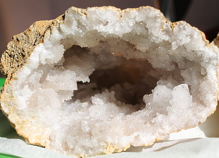 cristallo, pietra preziosa, geode, gemma, pietra, roccia, natura, cibo, avvicinamento, cibo e bevande, concentrarsi sulle conoscenze acquisite, in casa, minerale, freschezza, cibo dolce, nessuno, geologia, natura morta, benessere, Colore bianco, zucchero, indulgenza, pronto a mangiare, dolce, al forno, tentazione, 4K, CC0, dominio pubblico, privo di copyright