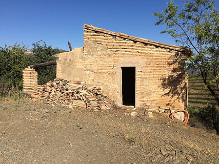 vinya, espanya, casa de camp, arquitectura, estructura construïda, exterior de l'edifici, planta, naturalesa, cel, dia, arbre, edifici, llum solar, cel clar, cap gent, vell, abandonat, casa, a l'aire lliure, paret, espatllat, ombra, paisatge, deteriorament, paret de pedra, arruïnat, 2K, CC0, domini públic, lliure de regalies