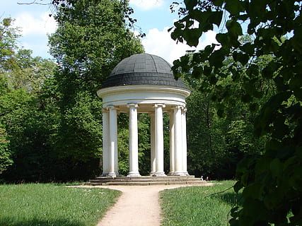 czarny, biały, beton, balkon, pole trawy, świątynia, o, świątynia jonowa, ogród, park, królestwo ogrodu, dessau, wörlitz, ogród George'a, książę, Francuski, stosowany, projekt ogrodu, wystrój ogrodu, Oerlikon, architektura, roślina, kolumna architektoniczna, drzewo, zbudowana struktura, Natura, zielony kolor, na zewnątrz budynku, żadnych ludzi, dzień, wzrost, niebo, cele podróży, historia, przeszłość, na dworze, trawa, światło słoneczne, kopuła, podróżować, kolumnada, żywopłot, 2K, CC0, domena publiczna, darmowe zdjęcia