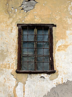 finestra, vecchio, vecchia finestra, facciata, storicamente, intemperie, legna, bicchiere, rottura, costruzione, finestre di legno, città vecchia, serramenti, esterno dell'edificio, struttura costruita, architettura, caratteristica della parete, nessuno, giorno, Inquadratura dal basso, Casa, danneggiato, all'aperto, parete, protezione, quartiere residenziale, abbandonato, sbucciare, vetro - materiale, telaio della finestra, 4K, CC0, dominio pubblico, privo di copyright