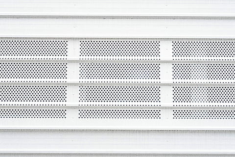 weißes architektonisches Gebäude, rechteckig, Weiß, Metallblech, Löcher, Wand, Textur, Muster, städtisch, modern, Metall, Hintergründe, keine Leute, Vollbild, texturiert, gestalten, Gitter, Nahansicht, Geometrische Figur, Metallgitter, stehlen, rostfreier Stahl, Loch, Tag, drinnen, Wiederholung, Legierung, Design, Blech, silberfarben, Chrom, 5K, CC0, gemeinfrei, lizenzfrei
