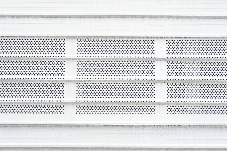 weißes architektonisches Gebäude, rechteckig, Weiß, Metallblech, Löcher, Wand, Textur, Muster, städtisch, modern, Metall, Hintergründe, keine Leute, Vollbild, texturiert, gestalten, Gitter, Nahansicht, Geometrische Figur, Metallgitter, stehlen, rostfreier Stahl, Loch, Tag, drinnen, Wiederholung, Legierung, Design, Blech, silberfarben, Chrom, 5K