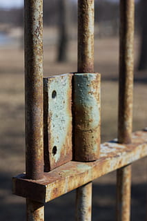 oxidado, dobradiça, ferro, bares, velho, porta, metal, grunge, envelhecido, arquitetura, aço, rústico, intemperizado, metálico, portão, construção, trancar, Antiguidade, vintage, enferrujado, focar em primeiro plano, ninguém, fechar-se, dia, ao ar livre, declínio, barreira, deterioração, fronteira, segurança, indústria, protecção, cerca, detalhe, ferro - metal, 5K, CC0, domínio público, royalty free