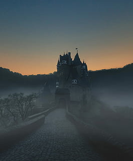 burg eltz castle., gris, castell, envoltat, boira, silueta, Camí, pedra, pont, ennuvolat, cel, arquitectura, posta de sol, estructura construïda, cel clar, naturalesa, exterior de l'edifici, aigua, edifici, escenics - natura, còpia espai, color taronja, religió, creença, cap gent, llac, el passat, bellesa a la natura, història, a l'aire lliure, 4K, CC0, domini públic, lliure de regalies