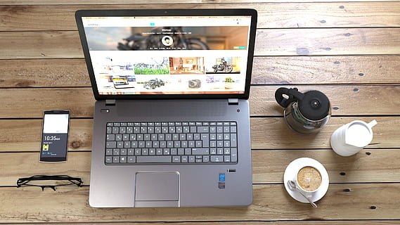 sølv laptop, neste, kaffe kopp smartphone, briller, kaffe, datamaskin, kopp, elektronikk, internett, tastatur, laptop, mobiltelefon, krus, smarttelefon, sosial, bord, teknologi, web, nettsted, forbindelse, drikke, trådløs teknologi, data utstyr, kommunikasjon, mat og Drikke, innendørs, bærbar informasjonsenhet, tre - materiale, forfriskning, kamera - fotografisk utstyr, rett over, data-tastatur, fotografering temaer, kaffe - drikke, ingen folk, digitalkamera, 4K, CC0, offentlig domene, opphavsrett gratis